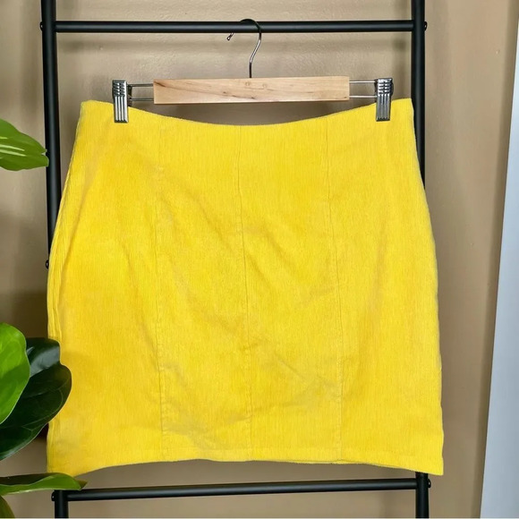 Yellow Ribbed Mini Skirt Size Large - Picture 1 of 4